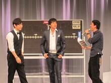 MCのチュートリアル福田（右）、アドバイザーのチュートリアル徳井（中央）とライセンス藤原（左）。