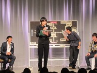 かつて付き合っていた女性の名前で理想の彼女の替え歌を披露した本坊。現在の彼女との様子は、2月17日阿佐ヶ谷ロフトAのライブ「本坊元児と申します」で見ることができる。