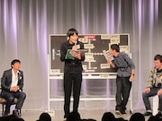 かつて付き合っていた女性の名前で理想の彼女の替え歌を披露した本坊。現在の彼女との様子は、2月17日阿佐ヶ谷ロフトAのライブ「本坊元児と申します」で見ることができる。