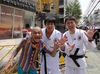 2月16日放送「チュートリアルの世界を笑わせ！武者修行ツアー！～初ライブ in ASIA」より、タイの人気芸人とチュートリアル。(c)KTV