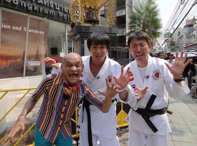 2月16日放送「チュートリアルの世界を笑わせ！武者修行ツアー！～初ライブ in ASIA」より、タイの人気芸人とチュートリアル。(c)KTV