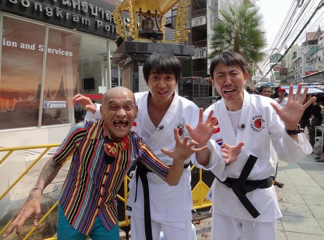 2月16日放送「チュートリアルの世界を笑わせ！武者修行ツアー！～初ライブ in ASIA」より、タイの人気芸人とチュートリアル。(c)KTV