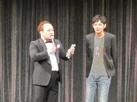 毎回司会を務めているアホマイルド坂本（左）。