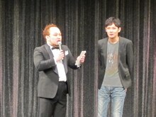 毎回司会を務めているアホマイルド坂本（左）。