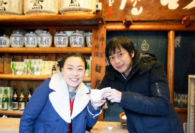 おはらい町でお酒を堪能するいとう（左）と徳井（右）。(c)TBS