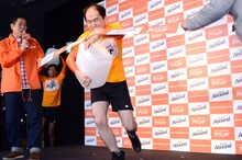 東京タワーの外階段600段を昇降して先にゴールテープを切ったトレンディエンジェル斉藤（中央）。