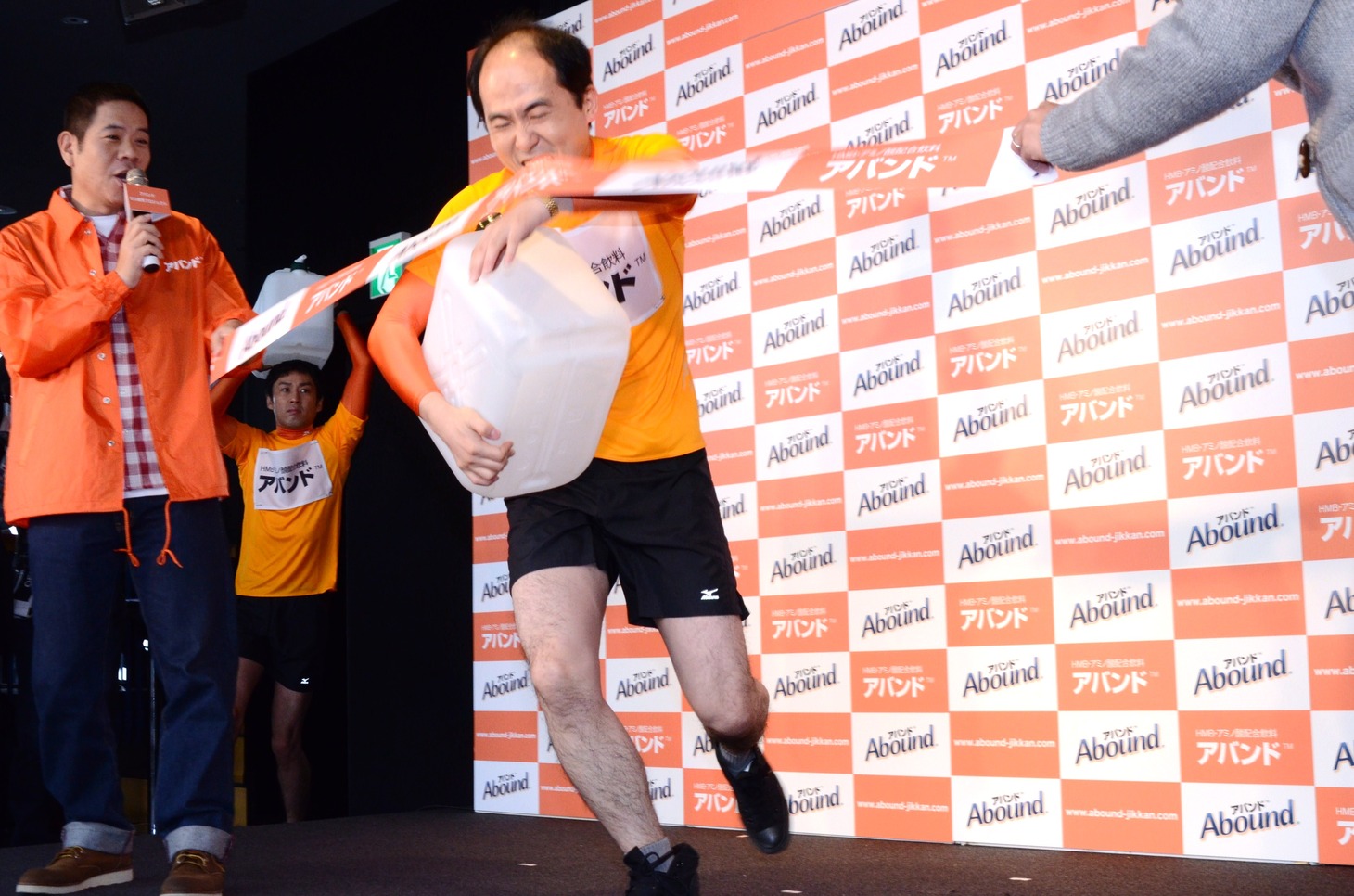 東京タワーの外階段600段を昇降して先にゴールテープを切ったトレンディエンジェル斉藤（中央）。