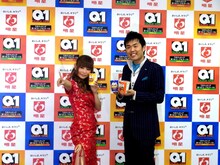 「明星食品 新商品『明星Quick1』新CM発表イベント」に登場した中川翔子（左）と、MCを務めたフォーリンラブ・ハジメ（右）。