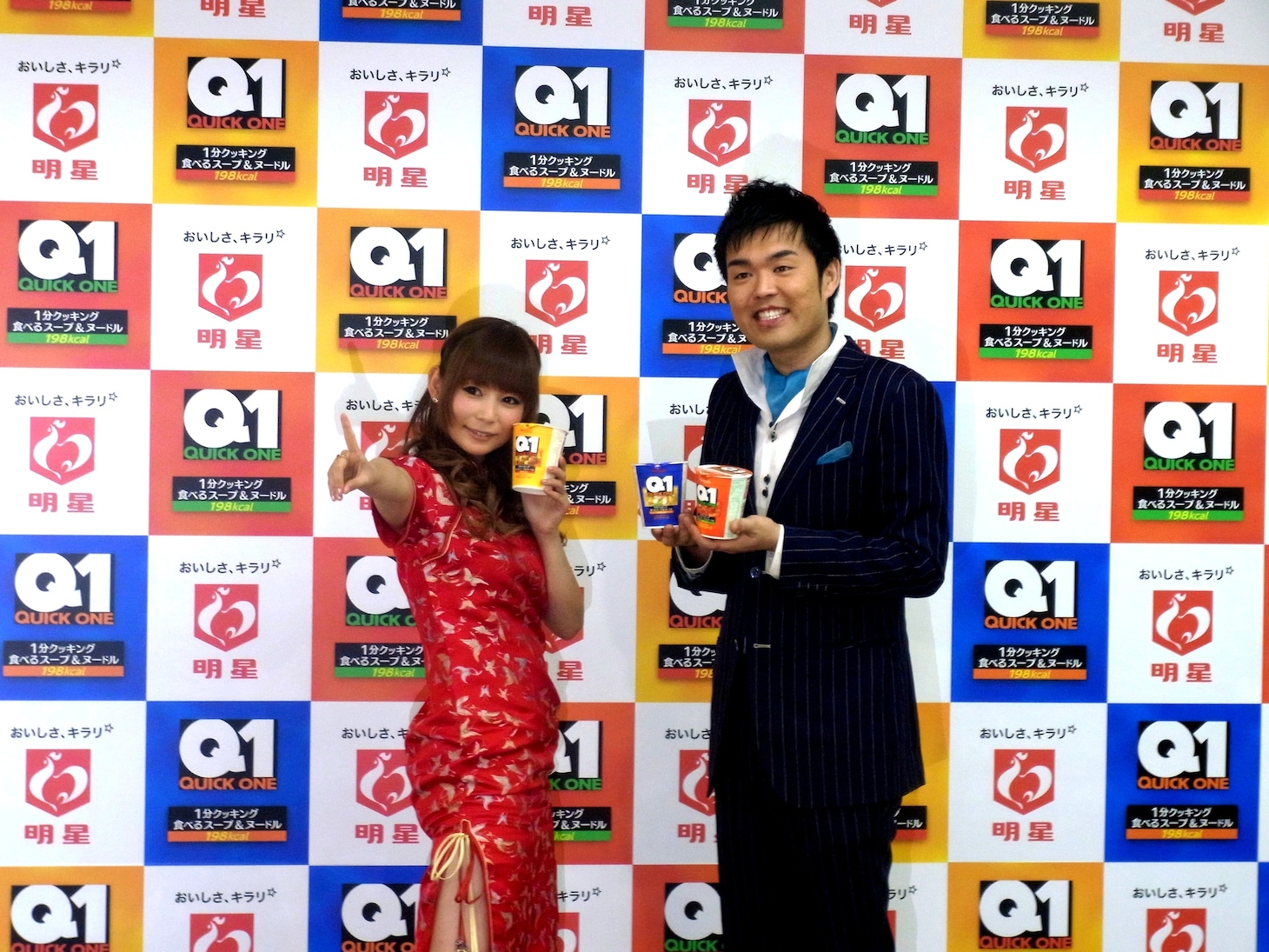 「明星食品 新商品『明星Quick1』新CM発表イベント」に登場した中川翔子（左）と、MCを務めたフォーリンラブ・ハジメ（右）。