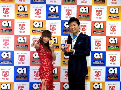 「明星食品 新商品『明星Quick1』新CM発表イベント」に登場した中川翔子（左）と、MCを務めたフォーリンラブ・ハジメ（右）。