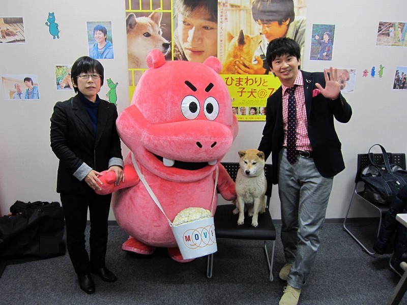 映画「ひまわりと子犬の7日間」舞台挨拶のため、福島、宮城を訪れたオードリー若林（右）、イチ（右から2番目）、平松恵美子監督（左）。真ん中にいるのはMOVIXのゆるキャラ・ポコちゃん。