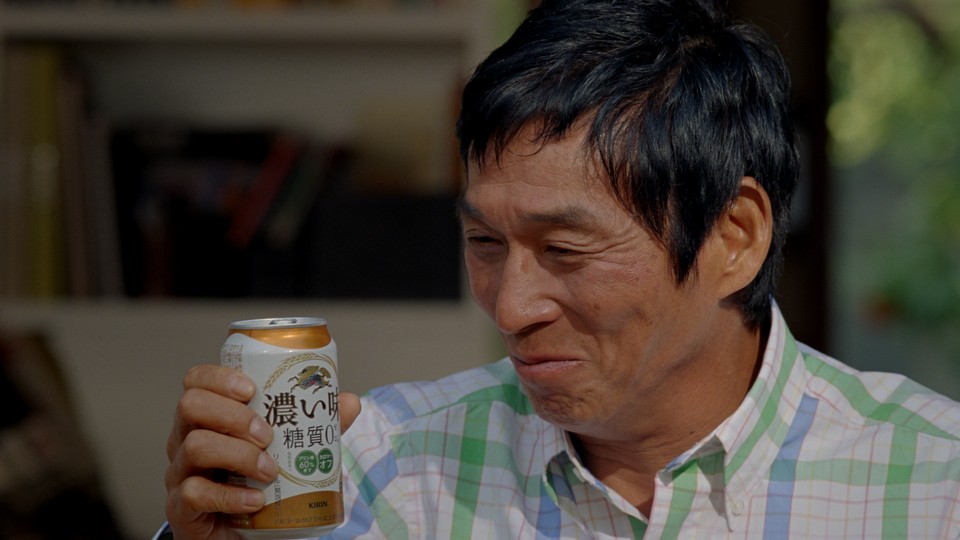 テレビCM「キリン 濃い味〈糖質0（ゼロ）〉まるもうけ篇」に出演する明石家さんま。