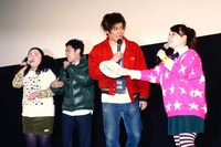 ニッチェ（両端）の前説に“乱入”する、伊藤淳史と小出恵介の「房総スイマーズ」。