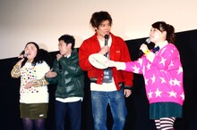 ニッチェ（両端）の前説に“乱入”する、伊藤淳史と小出恵介の「房総スイマーズ」。