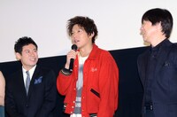 小出恵介（中央）と、伊藤淳史（左）、内村光良（右）。小出は「監督は鬼でした。こだわり、執念、粘りを感じた」と内村の熱意に言及した。