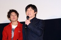 内村光良監督（中央）と、小出恵介（左）。