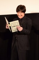 川口春奈からの交換日記を読み、思わず笑みをこぼす内村。
