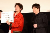 舞台挨拶では「全員交換日記」コーナーも実施され、内村（右）は小出（左）に「私が女だったら1回抱かれていたでしょう」と熱いメッセージを送った。