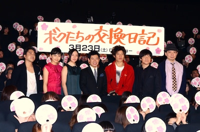 映画「ボクたちの交換日記」の完成披露試写会付き舞台挨拶に登場した（中央左から）ムロツヨシ、川口春奈、木村文乃、伊藤淳史、小出恵介、内村光良監督、鈴木おさむ。