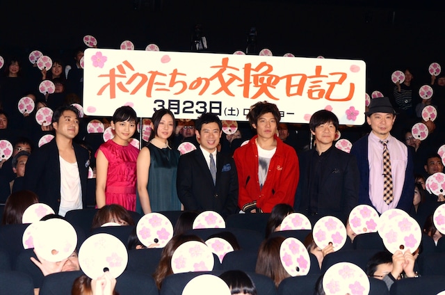 映画「ボクたちの交換日記」の完成披露試写会付き舞台挨拶に登場した（中央左から）ムロツヨシ、川口春奈、木村文乃、伊藤淳史、小出恵介、内村光良監督、鈴木おさむ。