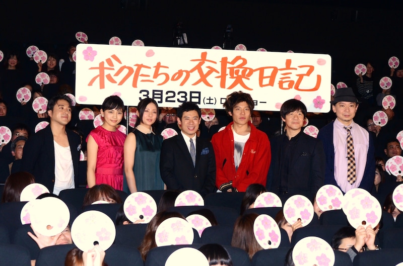映画「ボクたちの交換日記」の完成披露試写会付き舞台挨拶に登場した（中央左から）ムロツヨシ、川口春奈、木村文乃、伊藤淳史、小出恵介、内村光良監督、鈴木おさむ。