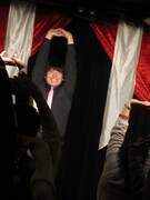 ライブ中盤に現れ、観客のコリをほぐす、だーほんちゃん体操。