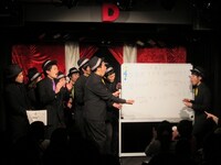 新ネタ投票の結果、1位になり思わず目を見合わせるS×L。