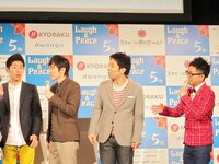 「第5回沖縄国際映画祭」プログラム発表会より、しずる（左）、パンクブーブー（右）。