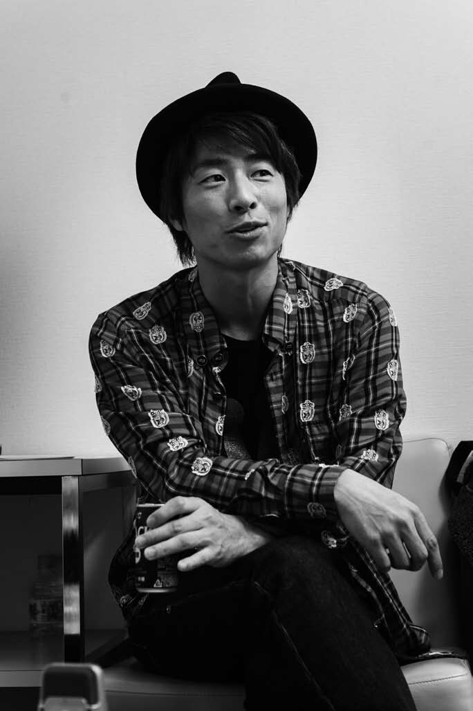 「KAMINOGE」vol.15でロングインタビューを受けるロンドンブーツ1号2号・田村淳。