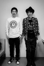 「KAMINOGE」vol.15でロングインタビューを受けるロンドンブーツ1号2号・田村淳（右）と、聞き手の放送作家・大井洋一（左）。