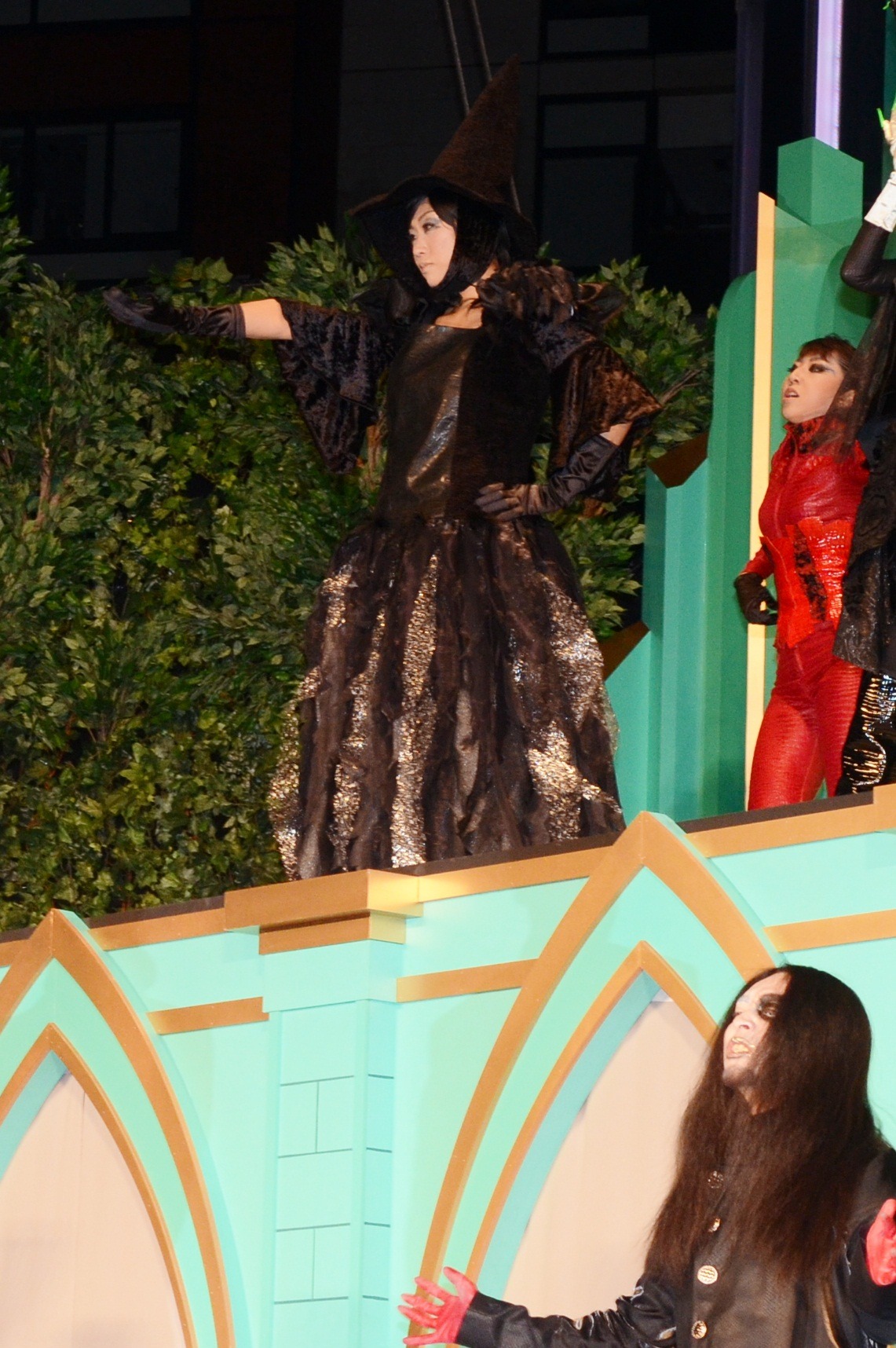 ダンスを踊るしずちゃん（上段）。