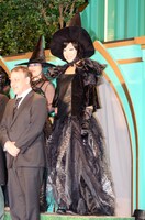 南海キャンディーズ・しずちゃん（中央）。