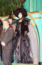 南海キャンディーズ・しずちゃん（中央）。