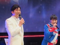 司会のあべこうじ、佐藤聖羅（SKE48）。