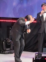 必殺、マイルドフラッシュを繰り出す三浦マイルド。