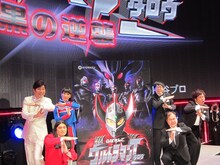 「ぱちんこウルトラマンタロウ 暗黒の逆襲」特別先行展示会に登場した、あべこうじ、佐藤聖羅（SKE48）、ヒューマン中村、プラスマイナス岩橋、三浦マイルド、ハイキングウォーキング・Q太郎（左上から時計回りに）。