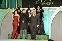 フォトセッションの一場面。ダンサー・振付師で本イベントのダンスショーを演出し、自らも出演した仲宗根梨乃（後列左）も登壇した。