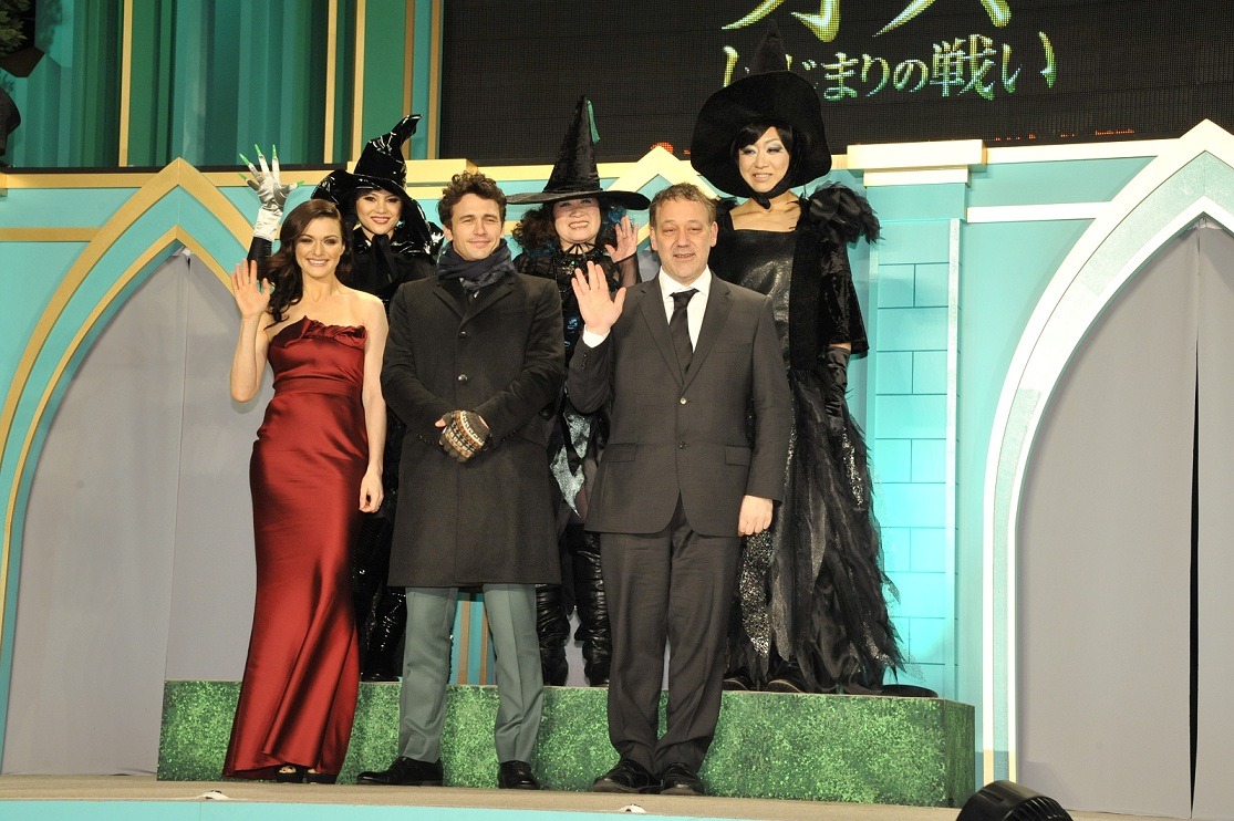 フォトセッションの一場面。ダンサー・振付師で本イベントのダンスショーを演出し、自らも出演した仲宗根梨乃（後列左）も登壇した。