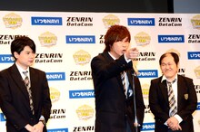 ノブコブ吉村（左）にそそのかされて「サンキュー！」を連発するパンサー尾形（中央）。