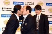 キスをすることになった（左から）パンサー菅、三浦マイルドと、見守るノブコブ吉村。