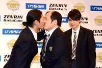 キスをすることになった（左から）パンサー菅、三浦マイルドと、見守るノブコブ吉村。