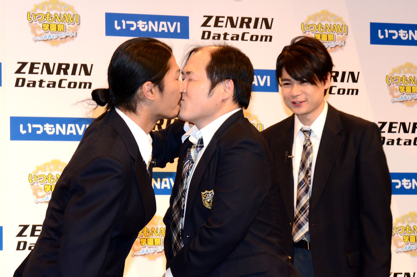 キスをすることになった（左から）パンサー菅、三浦マイルドと、見守るノブコブ吉村。
