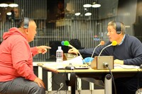 収録直前のたけし（右）と松村（左）。