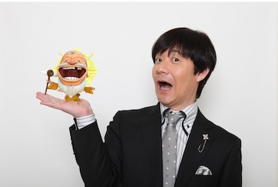 新番組「笑神様は突然に…芸能人のプライベートに笑いの神が降りた瞬間」のMCを務めるウッチャンナンチャン内村光良。(c)日本テレビ