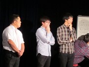 ギースとジンカーズの意見を腕組みしながら真剣に耳を傾けるラバーガール。