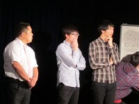 ギースとジンカーズの意見を腕組みしながら真剣に耳を傾けるラバーガール。