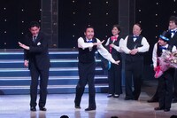 吉本百年物語2月公演「アンチ吉本・お笑いレボリューション」にて、ギャグ「び～よよよ～ん」でコラボしたペナルティ・ワッキー（右）と貴乃花親方（左）。(c)吉本興業