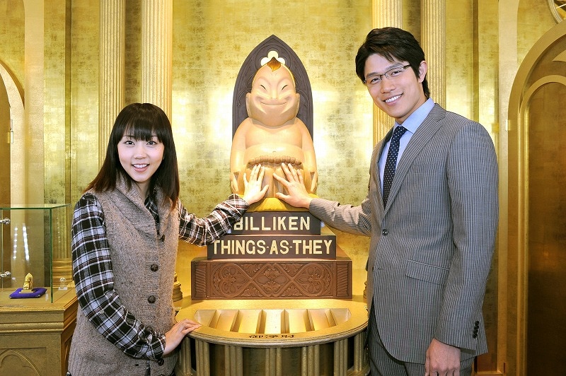 読売テレビ開局55年記念ドラマ「泣いたらアカンで通天閣」記者会見より。木南晴夏（左）と鈴木亮平（右）。(c)ytv