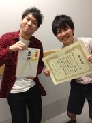 初代グランプリを勝ち取ったまんぷくユナイテッド。優勝賞金10万円が贈られた。(c)トゥインクル・コーポレーション