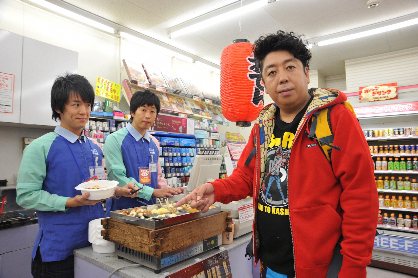 「イロドリヒムラ」主演のバナナマン日村（右）と、撮影中の日村に密着し、自らも何度かドラマに出演したスカイラブハリケーン。(c)TBS